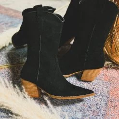 Thistle And Clover The San Leon Boot In Black