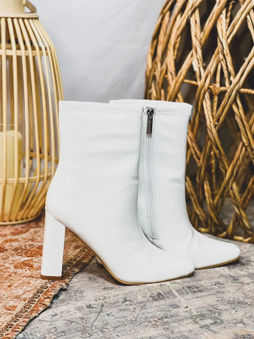 LA Shoe King Woodway Boots In White (6-11) 6 LA Shoe King Woodway Boots In White (6-11)