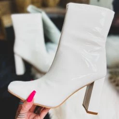 LA Shoe King Woodway Boots In White (6-11) 9 LA Shoe King Woodway Boots In White (6-11)