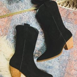 Thistle And Clover The San Leon Boot In Black