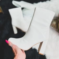 LA Shoe King Woodway Boots In White (6-11) 12 LA Shoe King Woodway Boots In White (6-11)